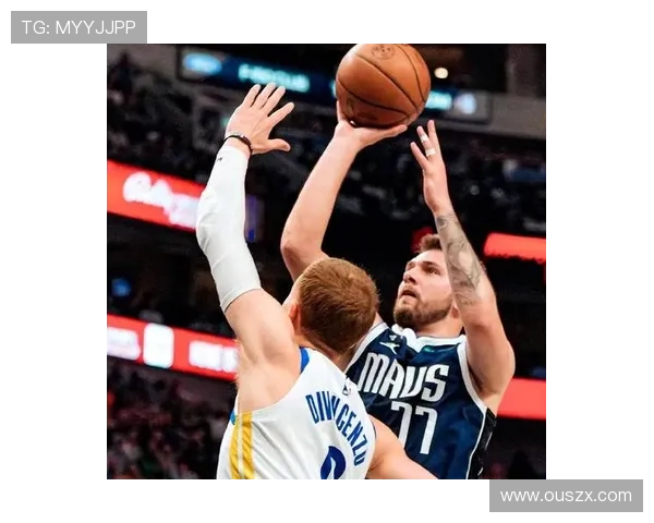 东契奇赛后拥抱德怀特鲍威尔展现兄弟情深 共庆胜利时刻